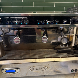 브라티아 GALA 에스프레소 커피머신, 제니스 그라인더, 온냉수 디스펜서, 카이저제빙기, 캔실링기 판매합니다