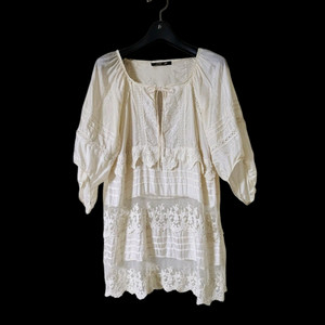 아이보리 레이스 자수 벌룬 소매 블라우스 55