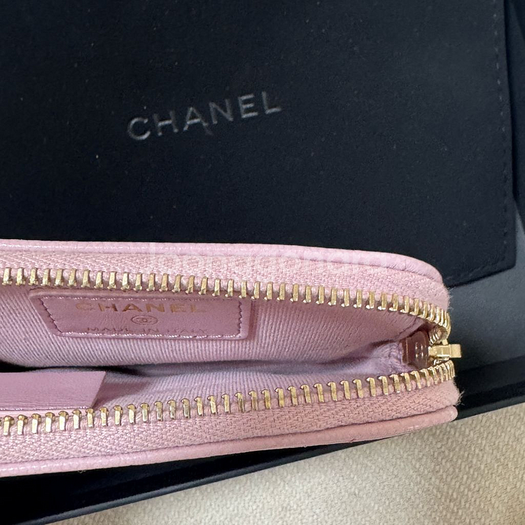 샤넬 클래식 캐비어 지퍼 카드지갑 새제품 AP2061--3