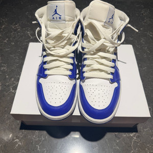 나이키 에어조던 미드1 하이퍼로얄 화이트 270