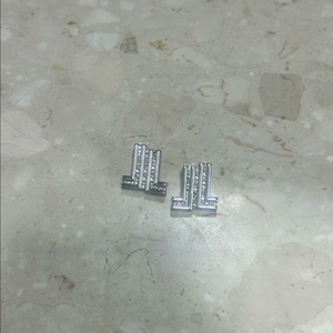 한섬 랑방 엠블럼 크리스탈 귀걸이