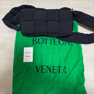 보테가베네타 패디드 카세트백