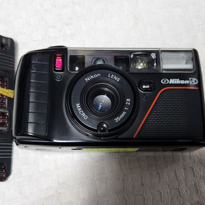 니콘L35AD3(A급), 렌즈35/2.8(사진 잘나오는 단렌즈), 스트랩.