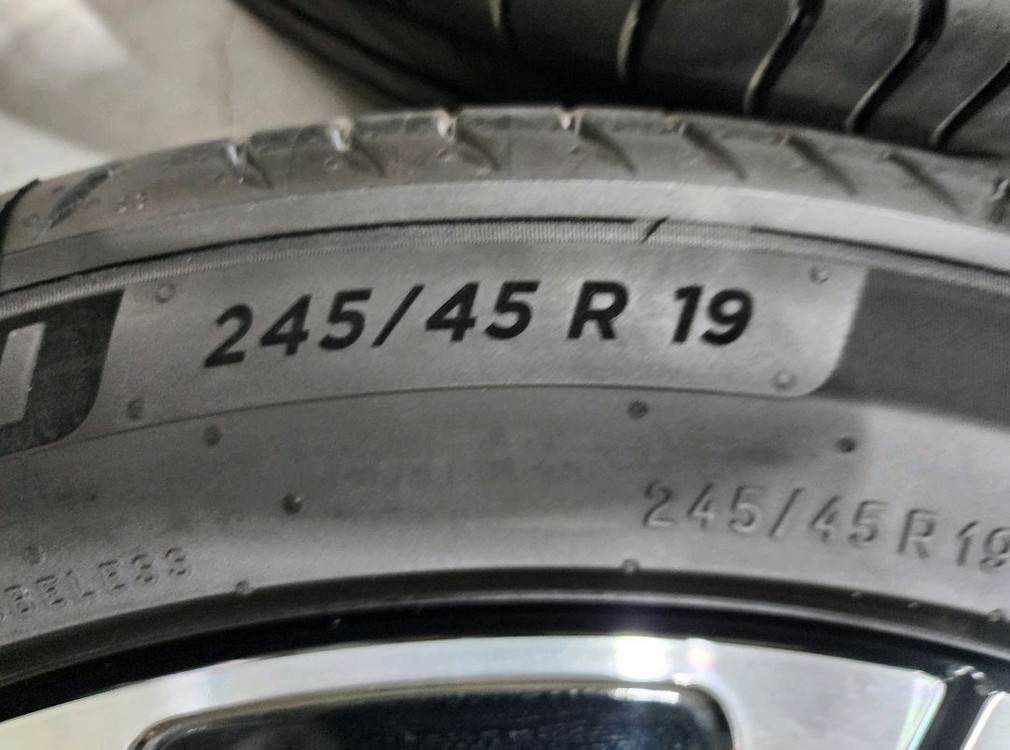 벤츠 W214 E300 익스클루시브 19인치 휠타이어, 미쉐린타이어 이미지