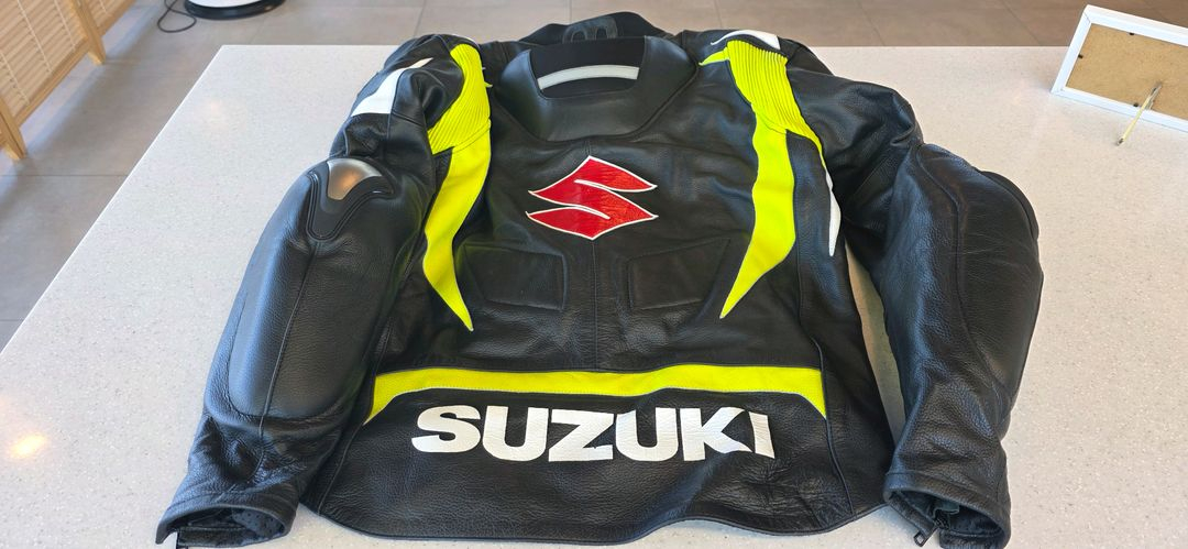 스즈키 오토바이 가죽 라이딩 자켓 이미지