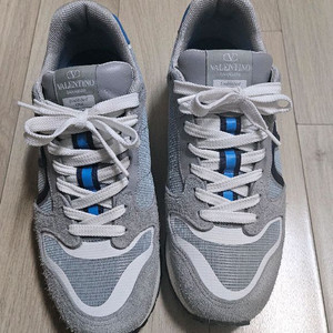 발렌티노 브이로고 로우탑 스니커즈 41사이즈 팝니다 260에서 265사이즈 입니다