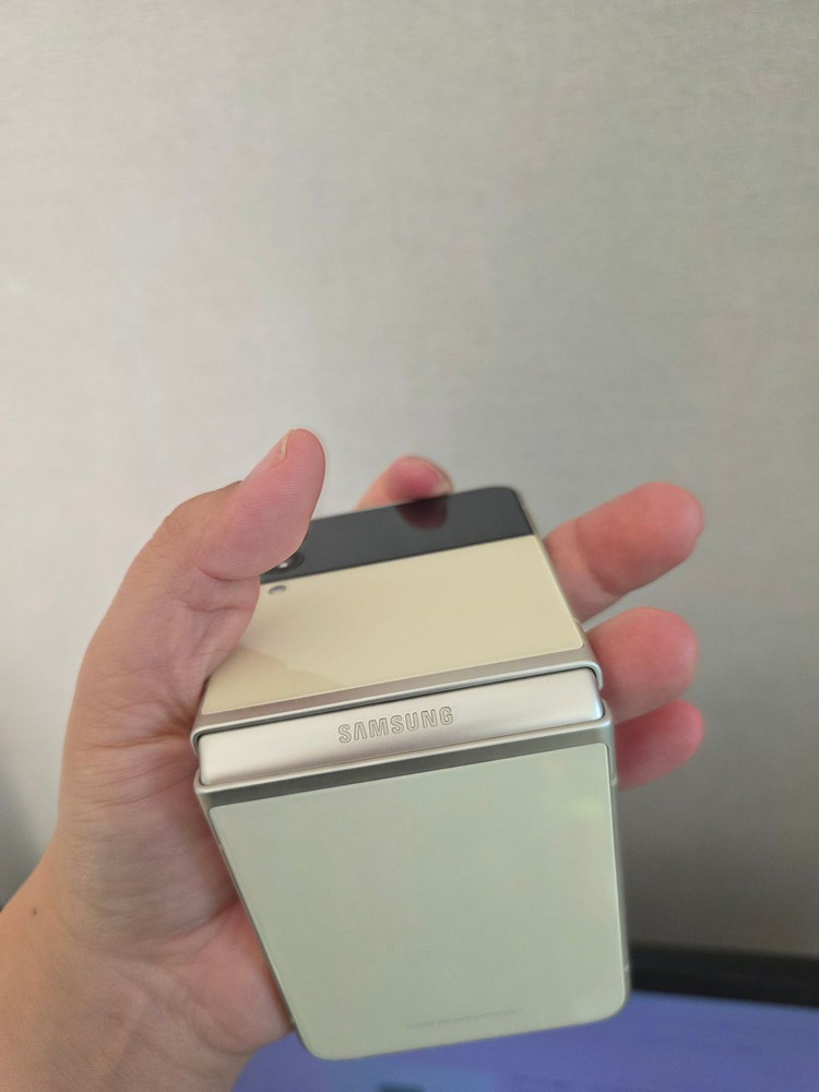 갤럭시 Z플립3 크림 256기가 A급 팔아요--6