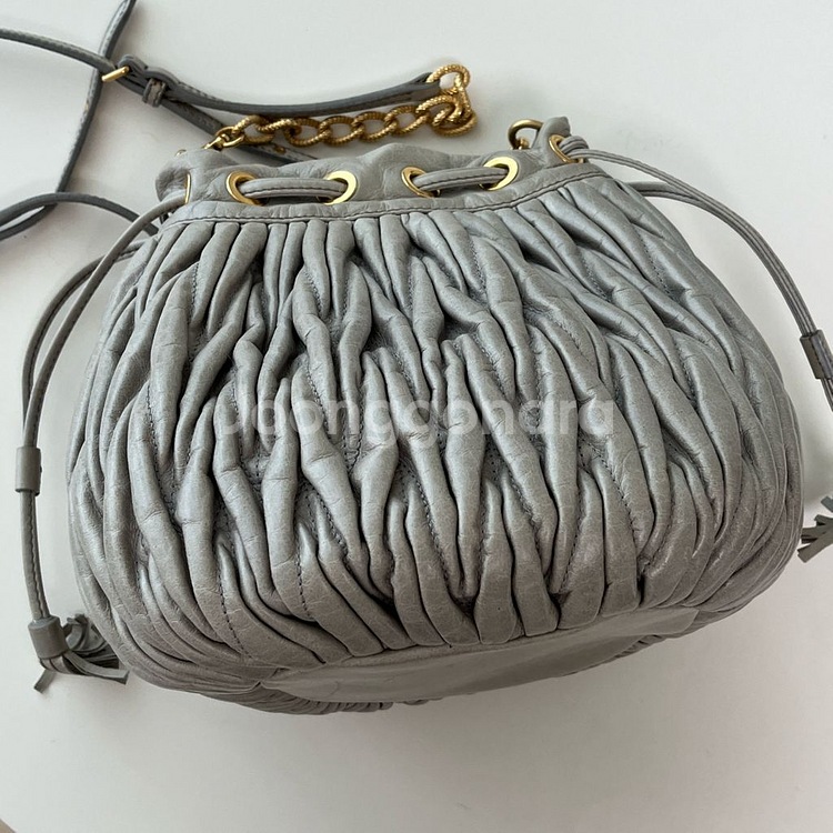 미우미우 버킷백 돈이 급해서 팝니다 ㅠ--2