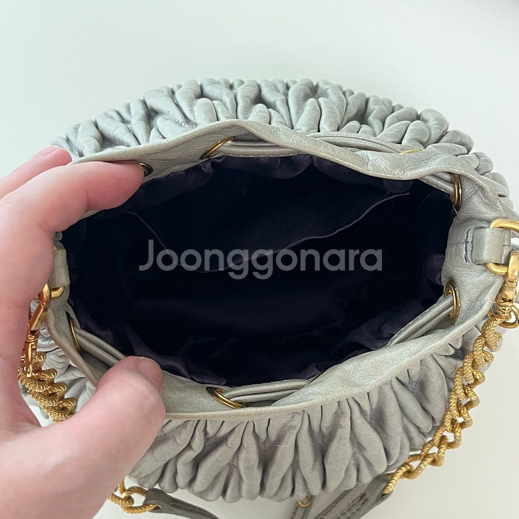 미우미우 버킷백 돈이 급해서 팝니다 ㅠ--3