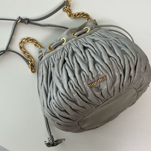 미우미우 버킷백 돈이 급해서 팝니다 ㅠ