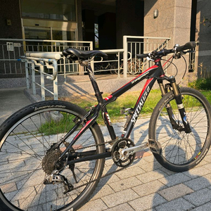 스페셜라이즈드 Stumpjumper 산악 자전거입니다.