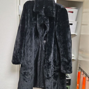 DKNY 여성용 블랙 퍼 코트 판매합니다