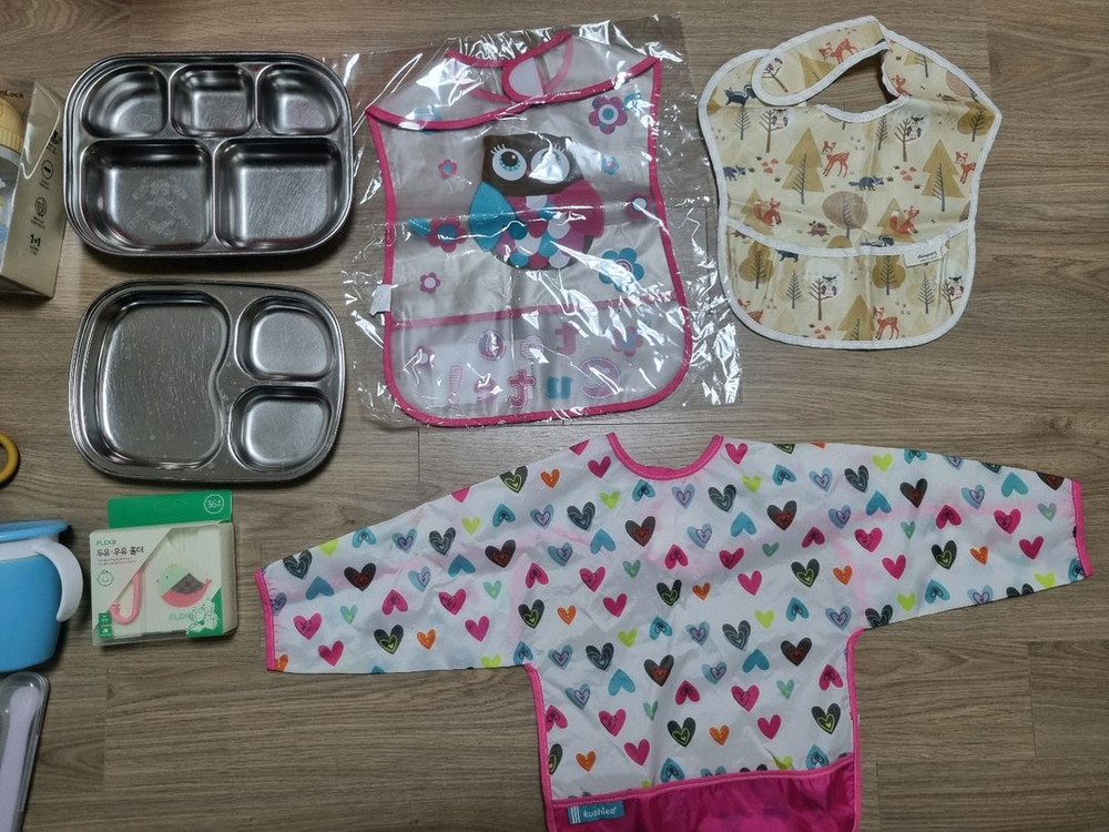 새상품 포함 25개) 아기 유아 식기 이유식용품 턱받이 식판 첫걸음컵 등 이미지