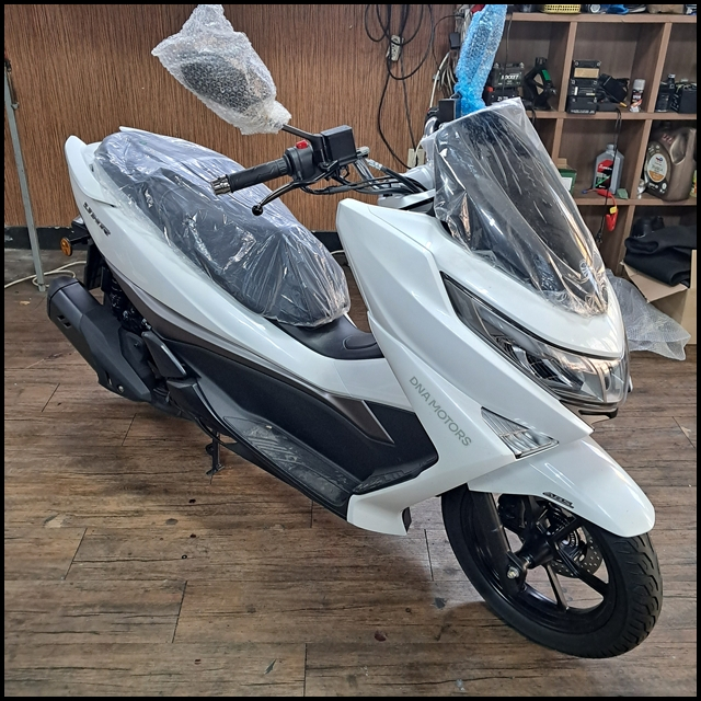 DNA모터스 UHR125 가스쇽업쇼버 장착 이미지