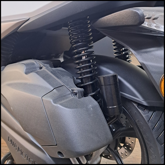 DNA모터스 UHR125 가스쇽업쇼버 장착 이미지