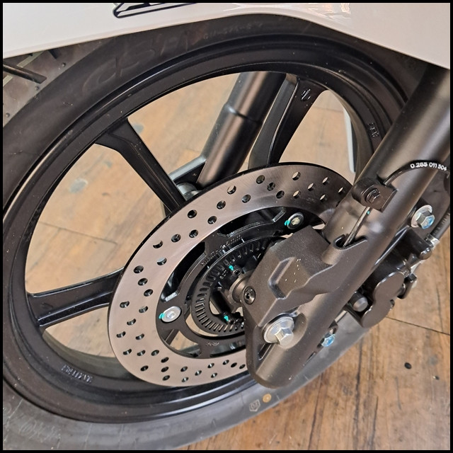 DNA모터스 UHR125 가스쇽업쇼버 장착 이미지