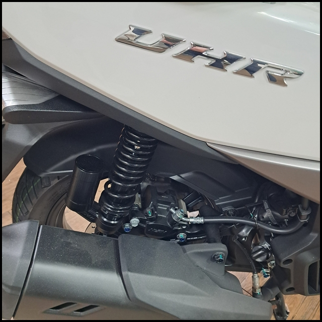 DNA모터스 UHR125 가스쇽업쇼버 장착 이미지