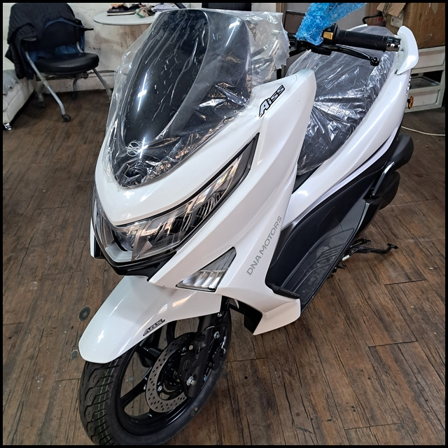 DNA모터스 UHR125 가스쇽업쇼버 장착 이미지