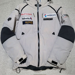 데상트 아우디패딩 110사이즈