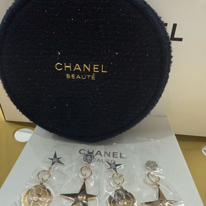 25년 샤넬 홀리데이 파우치,홀리데이 참,홀리데이 패치스티커 최저가판매