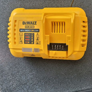 디월트 DCB118 배터리 충전기