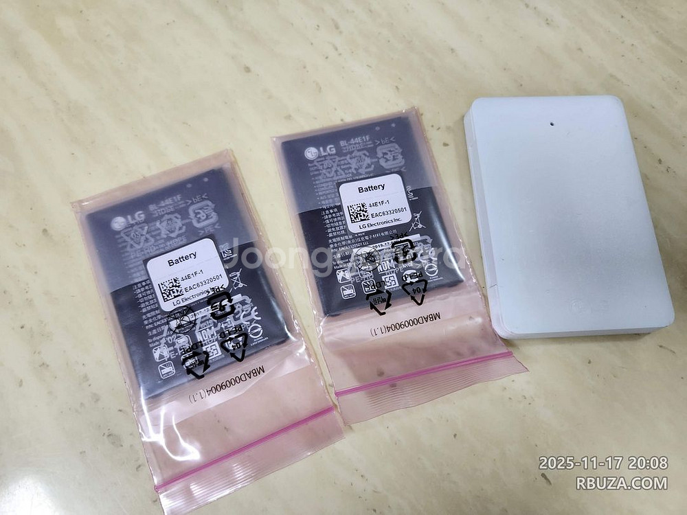 LG V20 정품 배터리 미개봉 미사용 2개 + 충전기 케이스 판매합니다--1