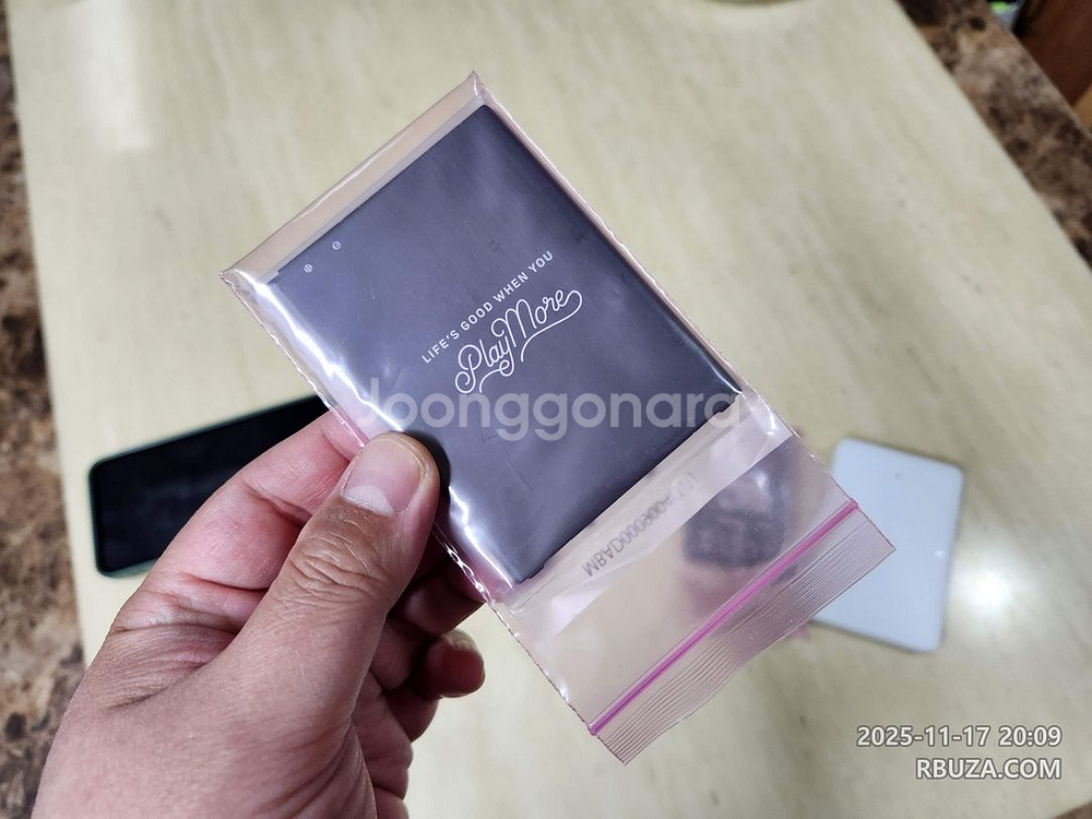 LG V20 정품 배터리 미개봉 미사용 2개 + 충전기 케이스 판매합니다--3