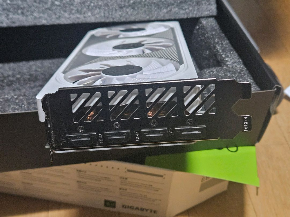 기가바이트 RTX 4060 AERO 그래픽카드--4