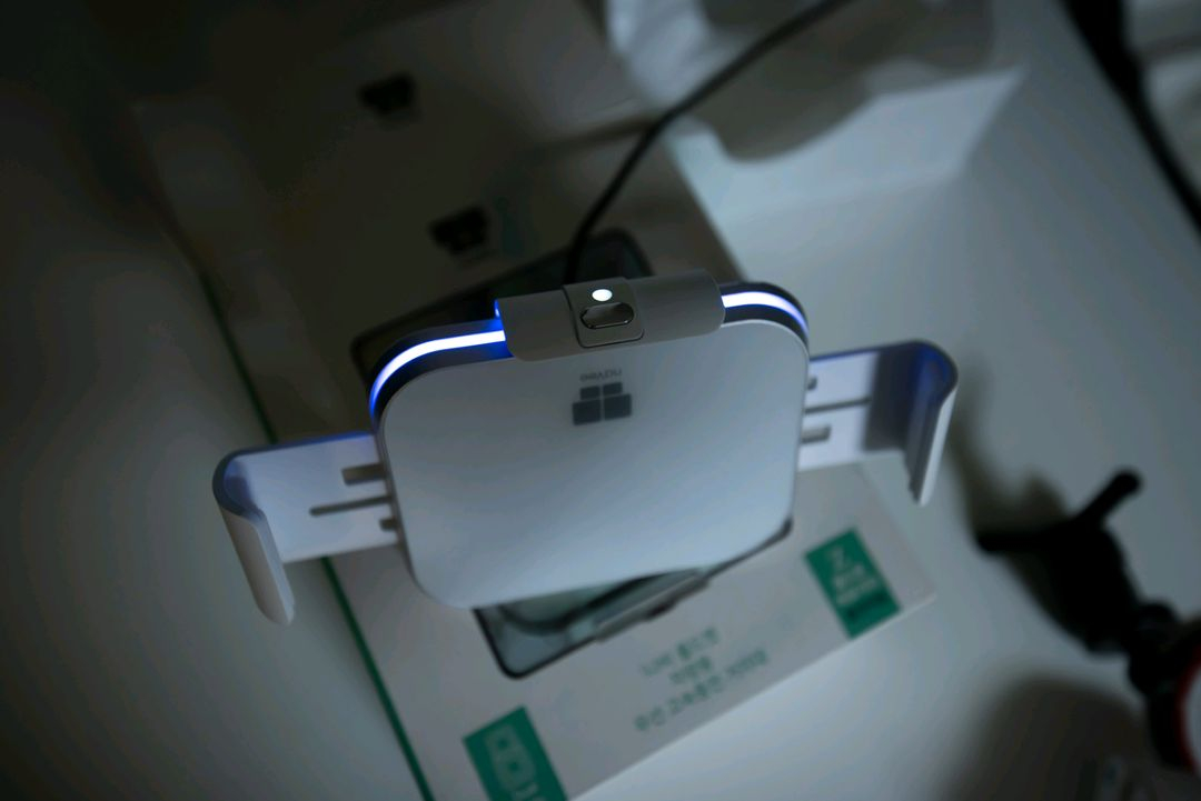 차량용 나비 무드등 폴드 무선 고속 충전기 거치대 팝니 이미지