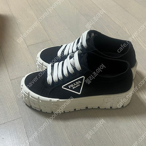 프라다 개버딘 스니커즈
