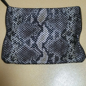 닥스 뱀가죽 클러치백