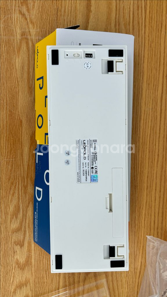 레오폴드 FC660MBT 스웨디시 화이트 블루투스 키보드--1