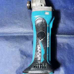 마끼다 18v 충전그라인더 DGA402 본체 팝니다 이미지