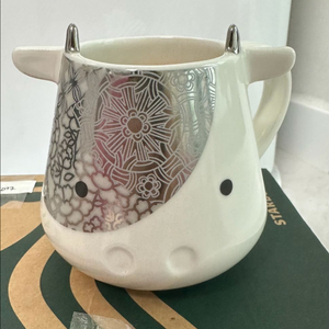 스타벅스 뉴이어 화이트 카우머그 판매해요.