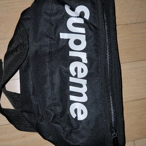 슈프림 로고 웨이스트백 가방입니다