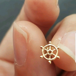 14K 골드 로이드 키 모티브 반쪽 귀걸이