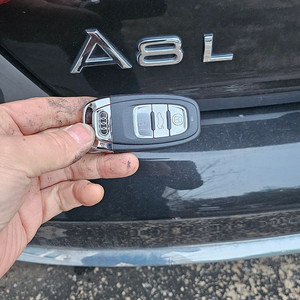 아우디 A8 3세대 13년식 올키 분실 → 새 스마트키 1개 완벽 제작 완료(경기도 화성시) 이미지