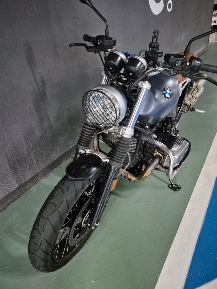 BMW R9T 스크램블러바이크 오토바이 이미지