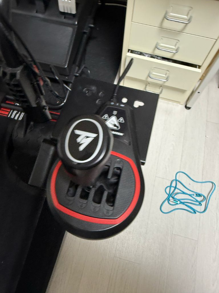 트러스트마스터 T300RS GT 레이싱 휠 세트 3페달 이미지