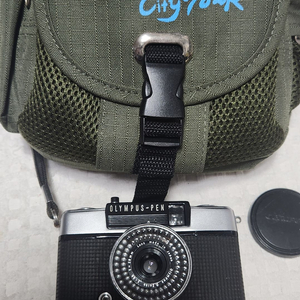 올림푸스ee-3(a급,필름을 2배로 사용하는 하프카메라),셀레늄살아있어 노출정상,캡,가방.