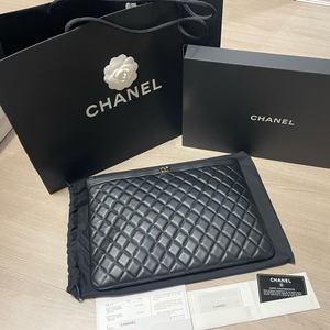 샤넬 보이 클러치백