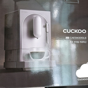[미개봉] 쿠쿠 전자동 커피머신 에스프레소 CCM-CAESW2010LB 더크레마 라떼 판매합니다