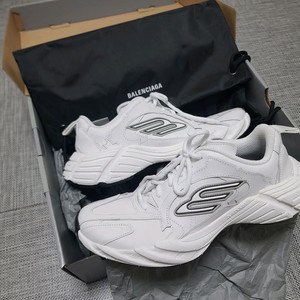 발렌시아가 먼데이스니커즈 화이트 40 새상품