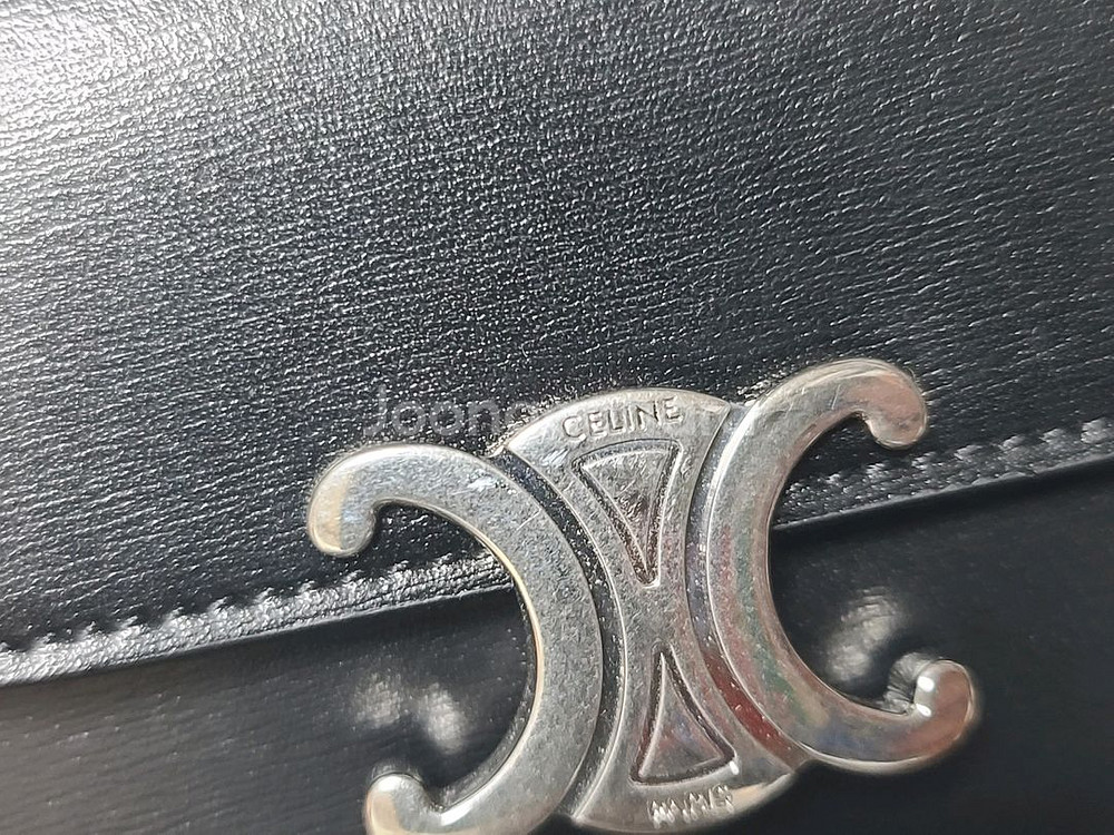 셀린느 트리옹프 플랩 샤이니 카프스킨 카드지갑--2