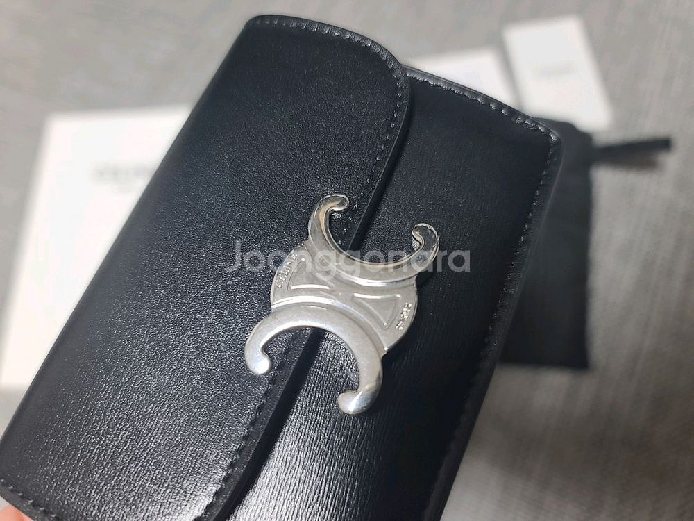 셀린느 트리옹프 플랩 샤이니 카프스킨 카드지갑--1