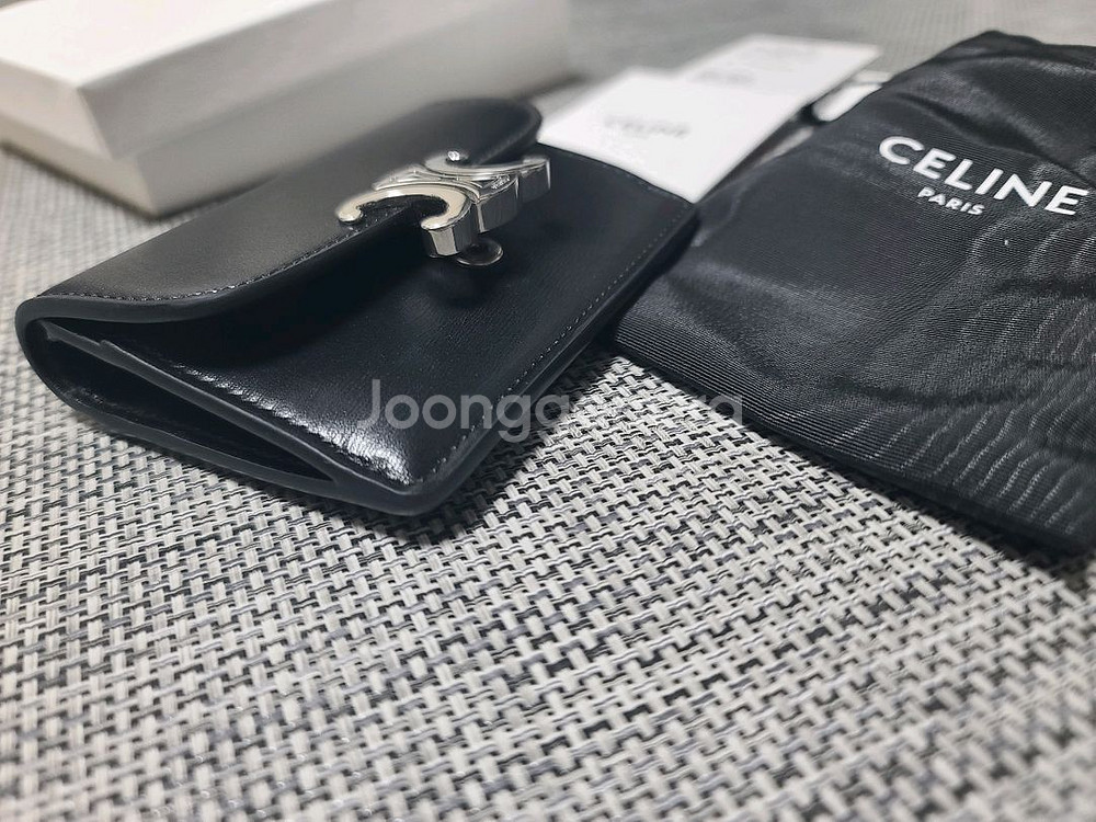 셀린느 트리옹프 플랩 샤이니 카프스킨 카드지갑--4