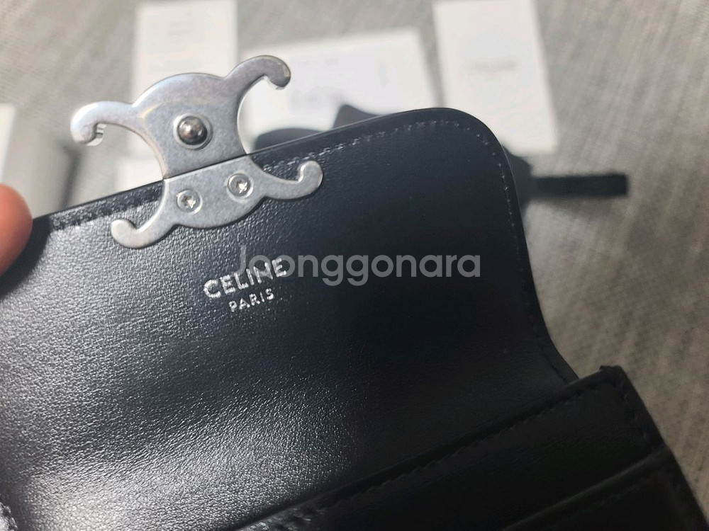 셀린느 트리옹프 플랩 샤이니 카프스킨 카드지갑--3