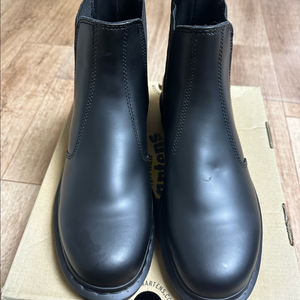 닥터마틴 첼시부츠 2976 모노 290 새상품 팝니다.