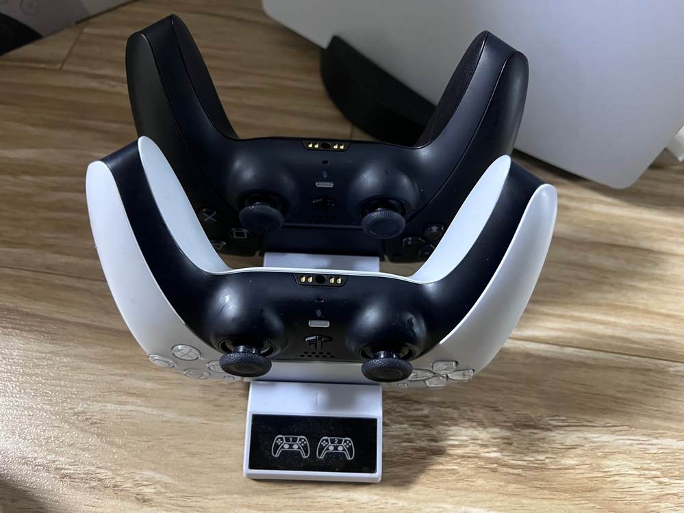 PS5 디스크 에디션(825GB) + 펄스 3D 헤드셋 + 듀얼센스 2개 세트로 판매합니다 이미지