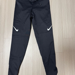 나이키 에어로스위프트 타이즈 블랙 M사이즈 팝니다.